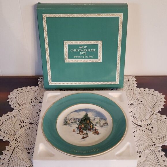 Vintage 1978 Avon Collector Plate "Trimming the Tree" - Picture 1 of 9